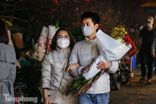 quang an night flower market bustling ahead of tet picture 14