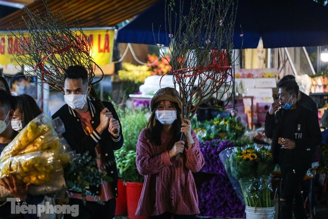 quang an night flower market bustling ahead of tet picture 18