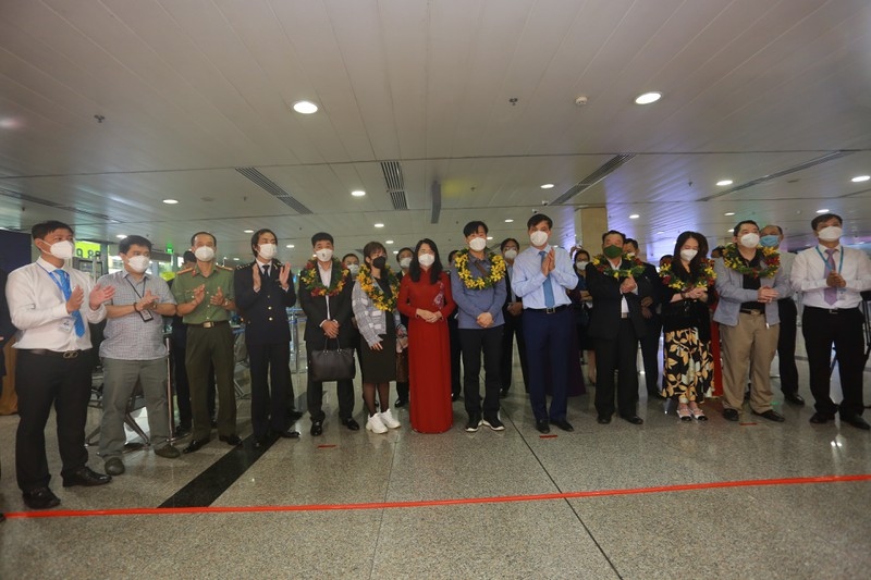 first domestic tourists of 2022 welcomed in southern metropolis picture 1