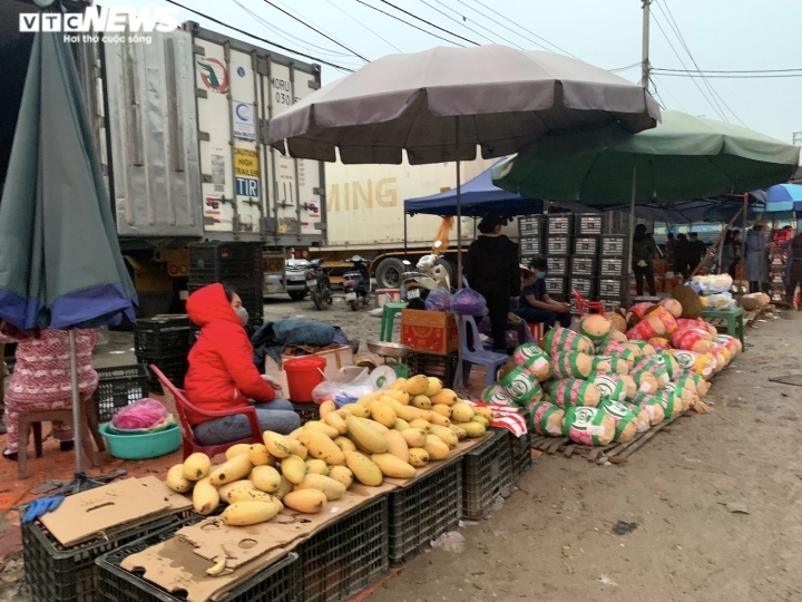 Những ngày giáp Tết Nguyên đán Nhâm Dần 2022, tình trạng ùn ứ nông sản tại các cửa khẩu phía Bắc vẫn chưa được giải quyết triệt để, nhiều container chở theo hàng chục tấn nông sản vẫn nối đuôi nhau lên các cửa khẩu, đặc biệt là cửa khẩu Hữu Nghị (Lạng Sơn).