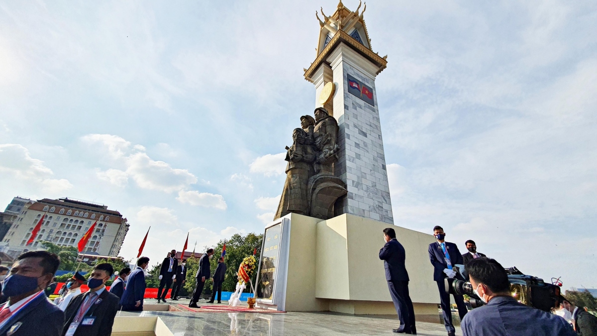 Chủ tịch nước Nguyễn Xuân Phúc và Đoàn đại biểu cấp cao Việt Nam dành 1 phút tưởng niệm tại tượng đài Hữu nghị Việt Nam - Campuchia. Ảnh: Lê Hiệp/Thanh Niên