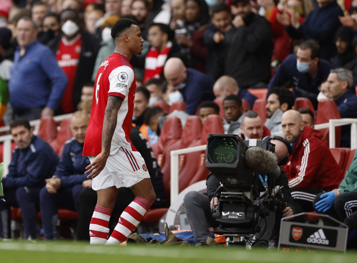 Tai hoạ liên tiếp ập đến với Arsenal, Gabriel bị truất quyền thi đấu ở phút 59 sau khi nhận 2 thẻ vàng trong vòng 2 phút. (Ảnh: Reuters)