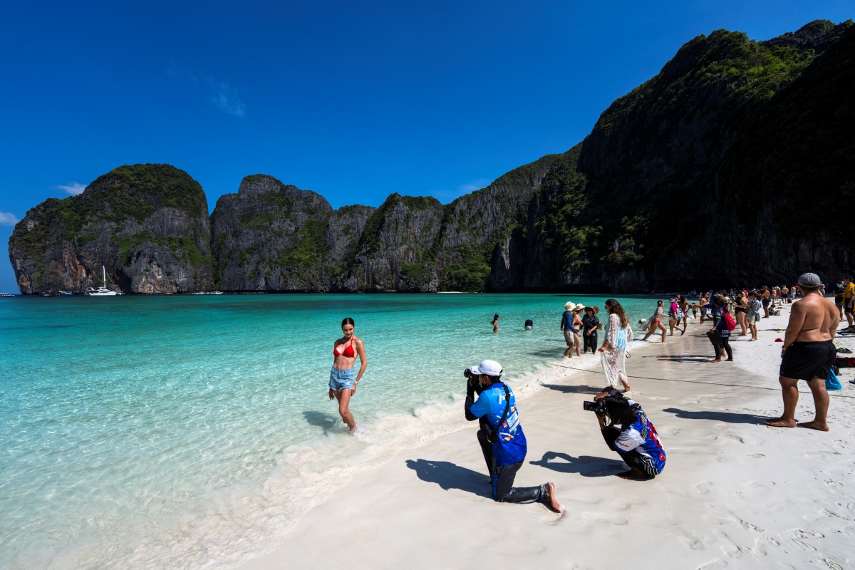 Du khách trở lại các hòn đảo trên vịnh Maya (Thái Lan), hôm 3/1/2022. Nguồn: Reuters