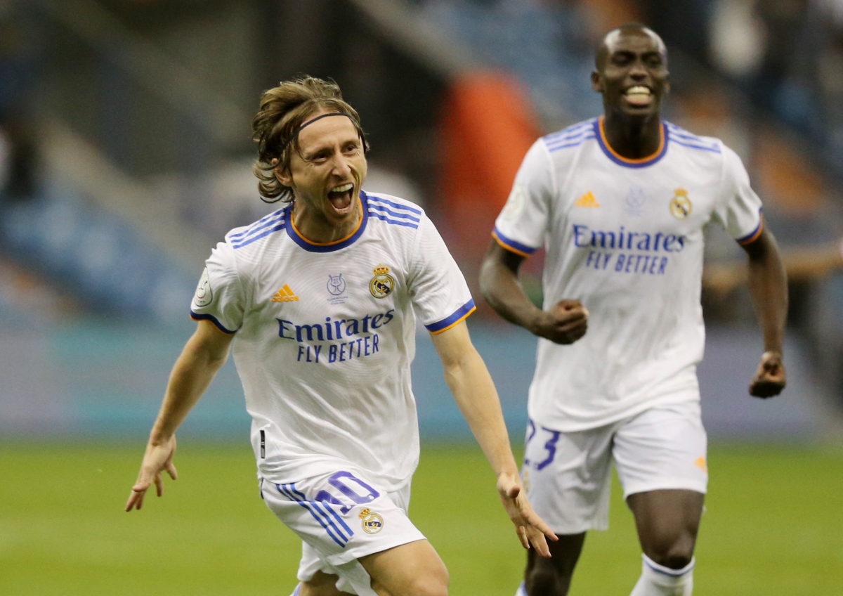 Modric mở tỷ số cho Real Madrid với pha "vẽ cầu vồng" đẹp mắt. (Ảnh: Reuters)