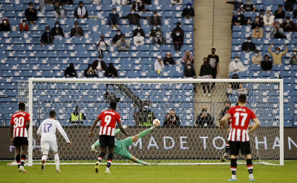 Thủ môn Courtois dập tắt hy vọng của Athletic Bilbao với pha cản phạt đền thành công. (Ảnh: Reuters)