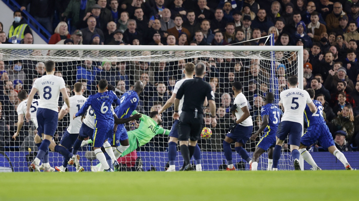Bần thắng nhân đôi cách biệt cho Chelsea của Thiago Silva. (Ảnh: Reuters).