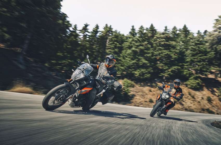 Bánh xe của chiếc 390 Adventure cũng được nâng cấp với hợp kim nhôm kích thước 9 inch phía trước và 17 inch phía sau được tăng cường cho bề mặt khô ráp, đi kèm với lốp Continental TKC 70.