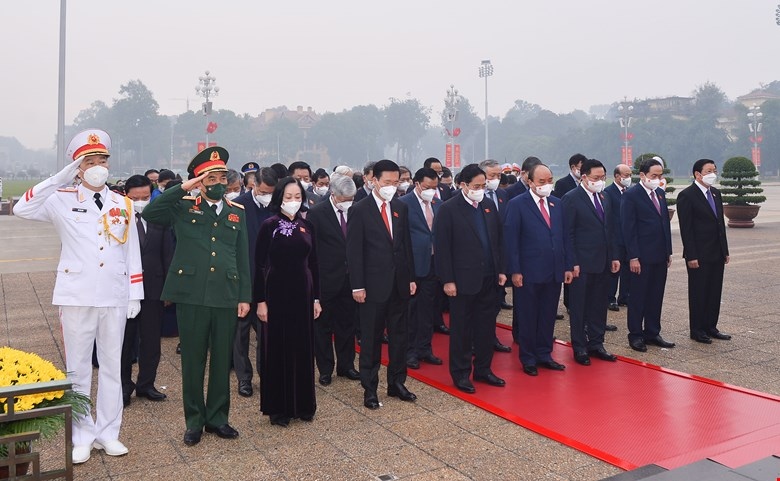 lanh dao Dang, nha nuoc va cac dai bieu quoc hoi vao lang vieng chu tich ho chi minh hinh anh 3