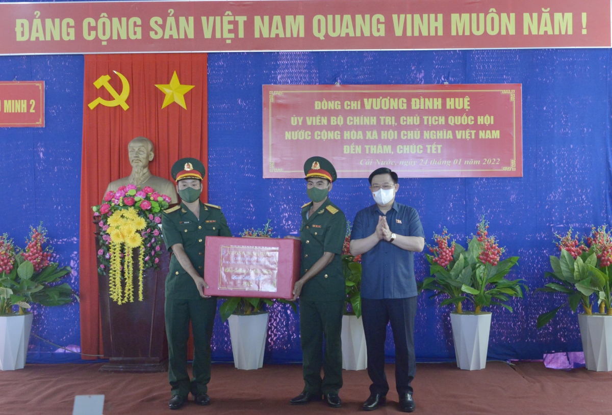 Chủ tịch Quốc hội Vương Đình Huệ chúc Tết và tặng quà cho Tiểu đoàn U Minh 2.
