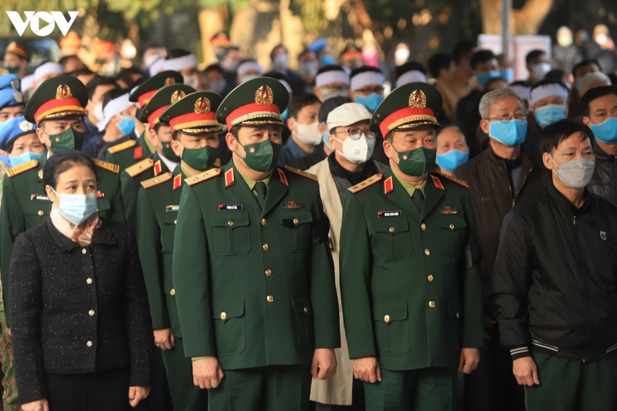 Thứ trưởng Bộ Quốc phòng - Thượng tướng Hoàng Xuân Chiến và Trung tướng Phùng Sĩ Tấn - Phó Tổng tham mưu trưởng Quân đội Nhân dân Việt Nam tại lễ viếng.