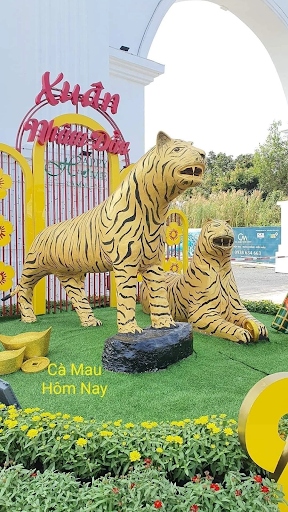 Hổ Cà Mau đón Xuân với tạo hình ngơ ngác.