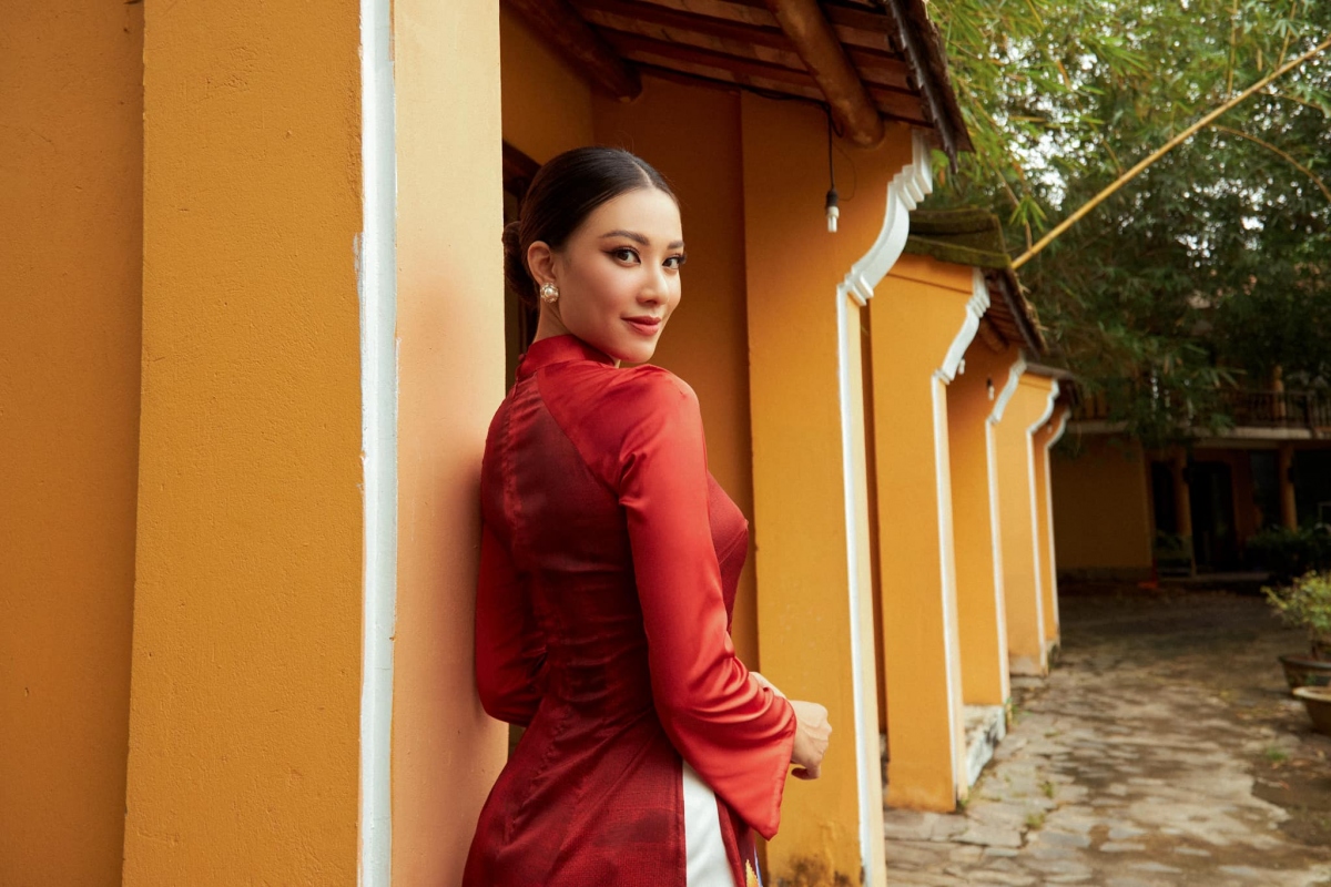 A hau kim duyen hoa nang tho xinh dep, quyen ru voi ao dai do ruc hinh anh 2