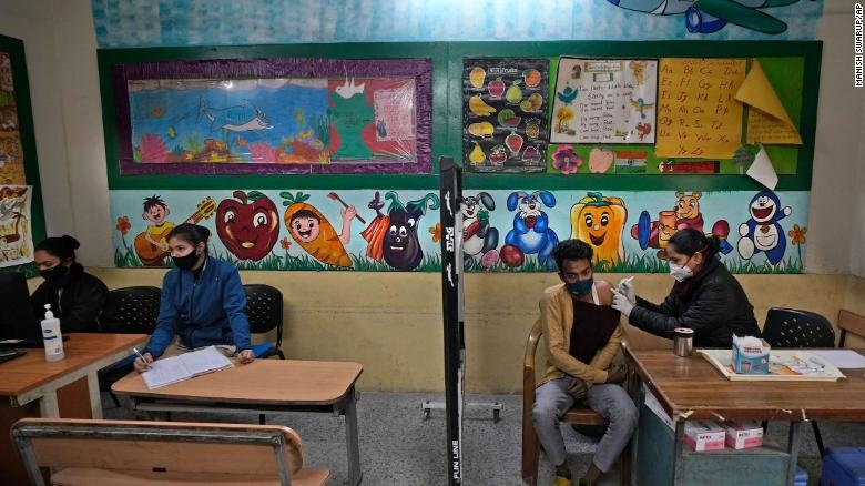 Nhân viên y tế tiêm vaccine tại một trường học ở New Delhi. Ảnh: CNN