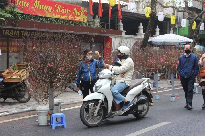 nguoi dan tat bat mua sam, don tet nham dan dang den rat gan hinh anh 2