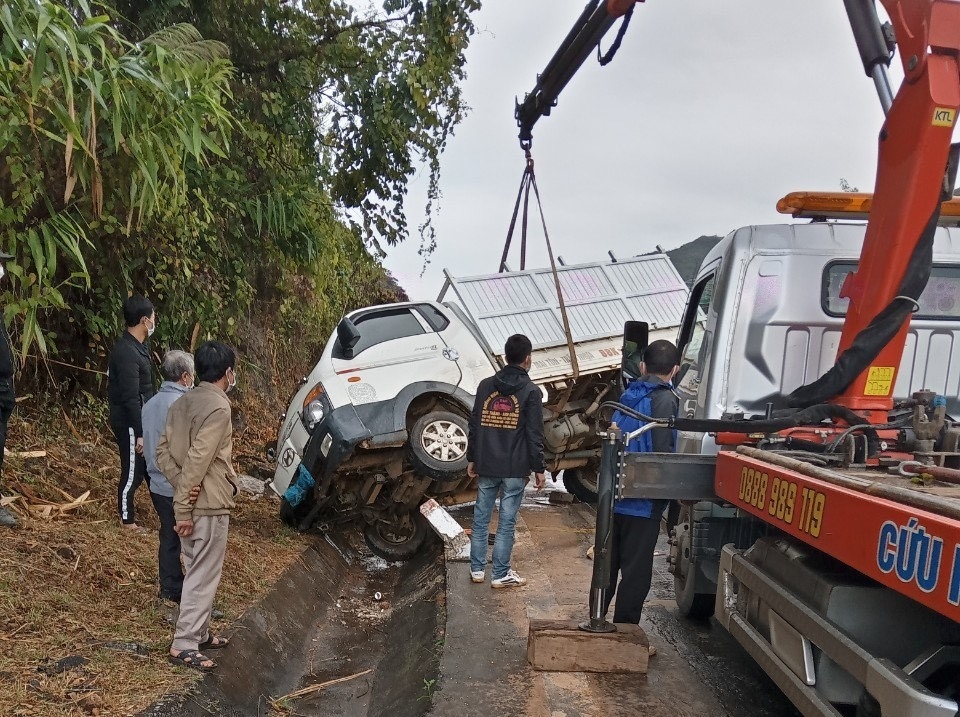  Xe ôtô tải tự lật tại Km207+550.