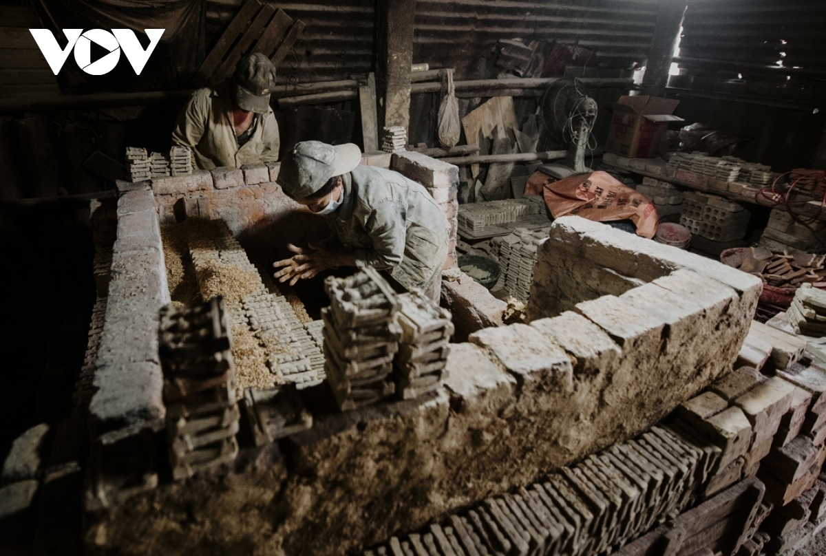 making kitchen god figurines for tet in thua thien-hue picture 3