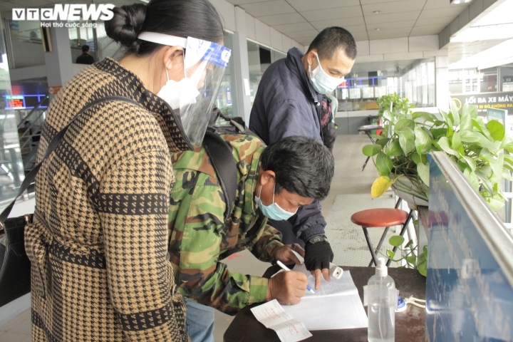 ben xe ha noi vang tanh nhu chua ba Danh , hanh khach ung dung nam ngu hinh anh 3