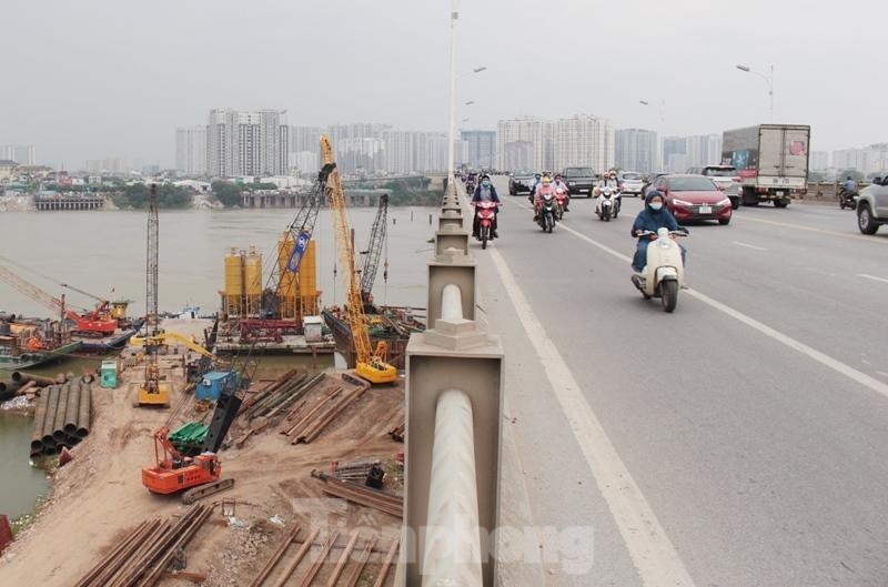 Dự án cầu Vĩnh Tuy giai đoạn 2 đang thi công xây dựng mở rộng, đáp ứng nhu cầu vận tải ngày một tăng cao, kết nối trung tâm với các khu vực. (Ảnh: Tiền phong)