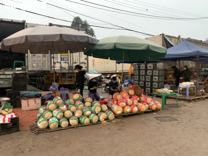 Các loại hoa quả đổ đống tại đây bao gồm mít, xoài, dưa hấu, thanh long... đều được bán với giá vô cùng rẻ. Chẳng hạn như dưa hấu chỉ 3.000 - 5.000 đồng/kg, xoài chưa đến 7.000 đồng/kg…