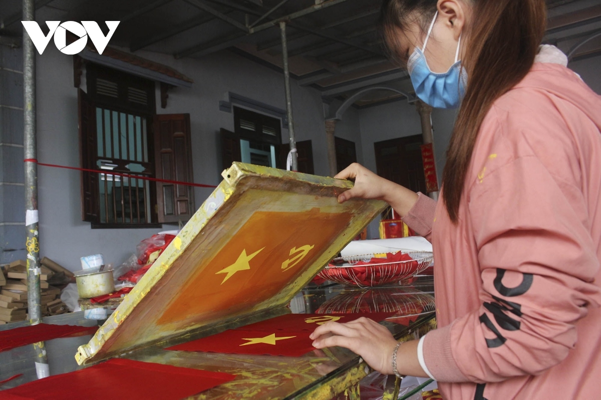 national flag making village in hanoi busy ahead of tet picture 4