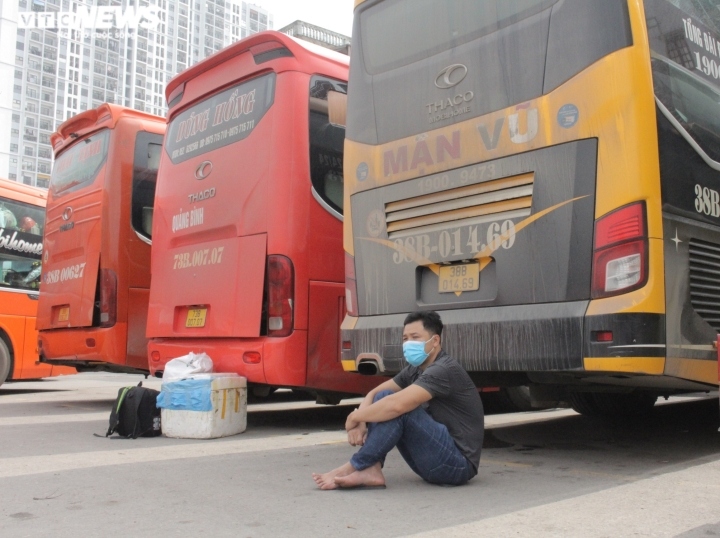 Anh Tân Thế Hồng (35 tuổi) chạy tuyến Hà Nội - Hà Tĩnh cho biết, anh đã làm tài xế hơn 10 năm nhưng chưa năm nào chứng kiến cảnh vắng khách như năm nay. “Từ hôm 20 Tết đến nay, chuyến nào khách về đông nhất chỉ có 10 khách, còn đâu chỉ được 2-3 khách, lắm chuyến trên xe chỉ có mình tài xế" , anh Hồng nói.