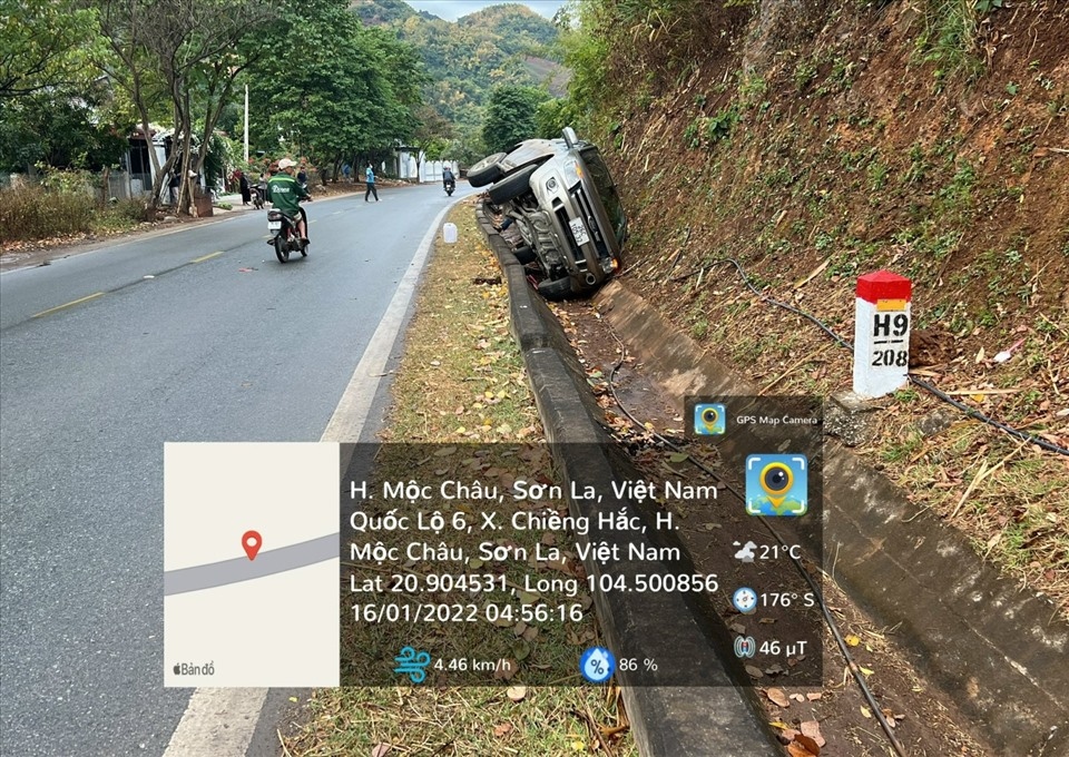  Xe ôtô con tự đâm vào taluy khi đang di chuyển trong thời tiết xấu.
