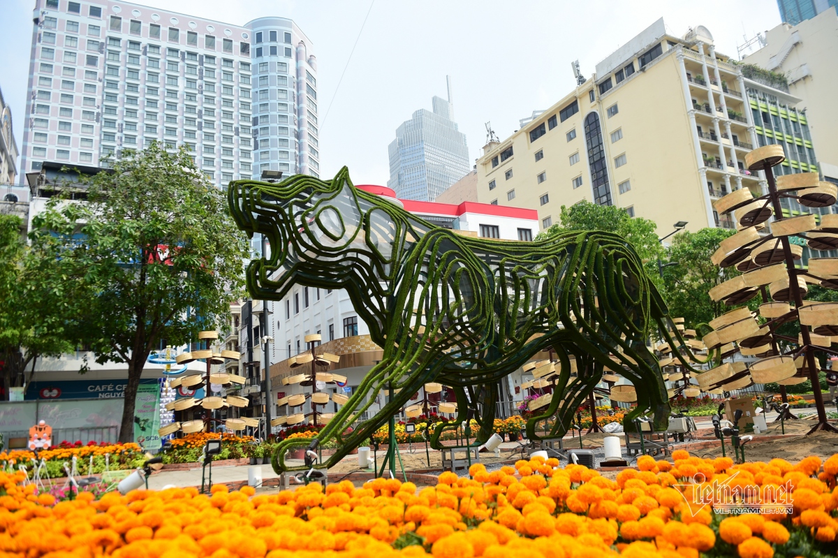 nguyen hue flower street in hcm city opens to public for tet festival picture 5