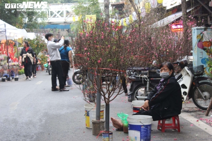 nguoi dan tat bat mua sam, don tet nham dan dang den rat gan hinh anh 5