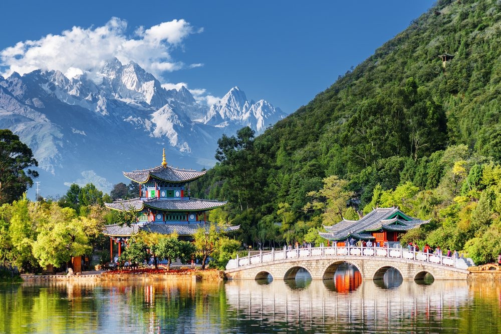 5. Trung Quốc. Giá trị tài nguyên của Trung Quốc chủ yếu nằm ở các mỏ than và khoáng sản đất hiếm. Hai nguồn tài nguyên này chiếm tới hơn 90% tổng giá trị tài nguyên của Trung Quốc. Nền kinh tế lớn thứ hai thế giới cũng có nhiều mỏ than lớn, chiếm hơn 13% tổng trữ lượng than của thế giới. Gần đây, Trung Quốc cũng đã phát hiện nhiều mỏ khí đá phiến lớn.