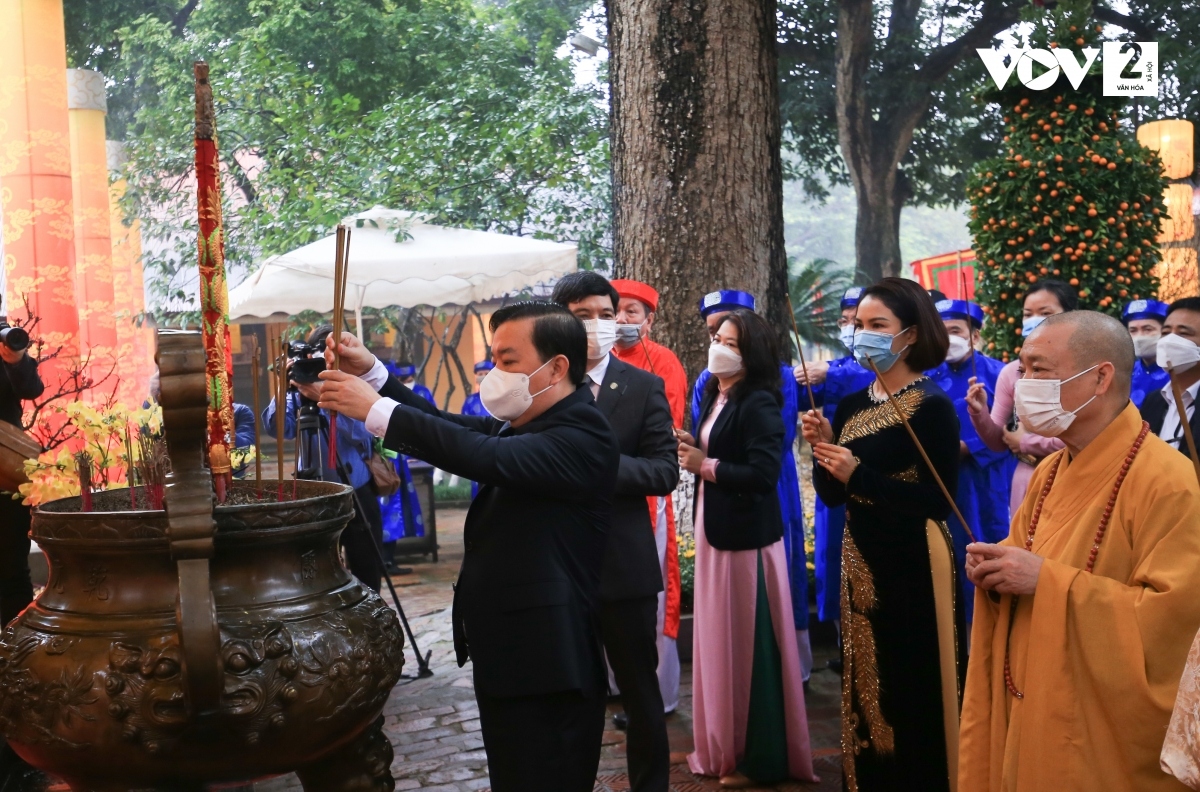 Phần nghi lễ vẫn được thực hiện đầy đủ, đảm bảo tính thiêng liêng và theo đúng phong tục cổ truyền của dân tộc.