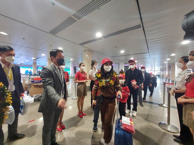 first domestic tourists of 2022 welcomed in southern metropolis picture 6