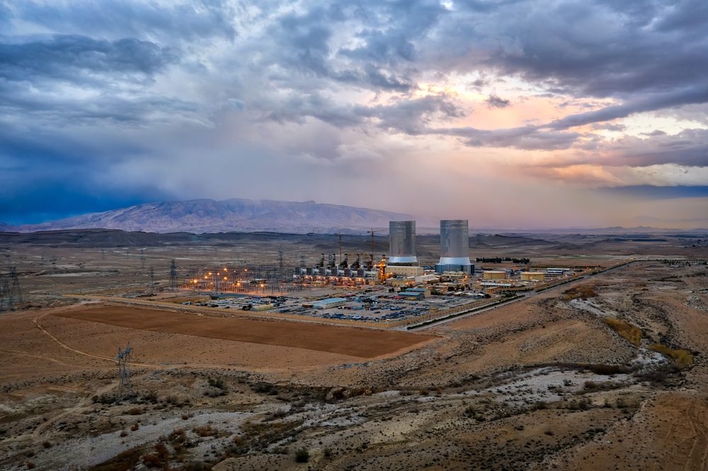 6. Iran chiếm 16% trữ lượng khí đốt của Thế giới, giá trị 11.200 tỷ USD. Nước này cũng sở hữu trữ lượng dầu lửa lớn thứ ba thế giới, với 136,2 tỷ thùng, chiếm hơn 10% trữ lượng toàn cầu. Tuy nhiên, do chương trình hạt nhân gây tranh cãi, Iran gặp khó khăn trong việc xuất khẩu tài nguyên này.