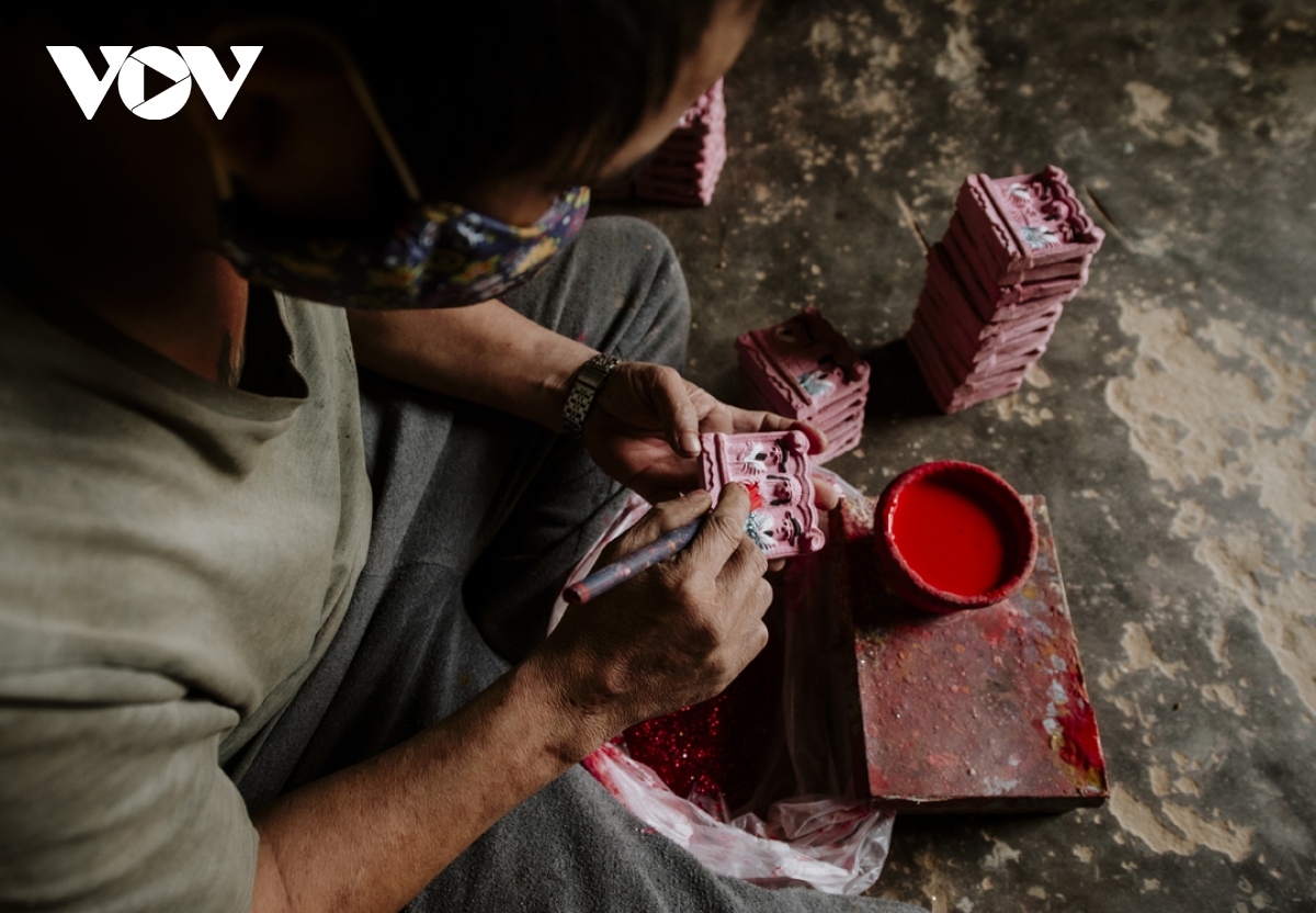 making kitchen god figurines for tet in thua thien-hue picture 6