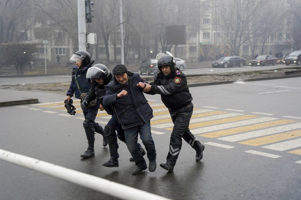 Cảnh sát bắt giữ một người biểu tình tại Almaty. Ảnh: AP