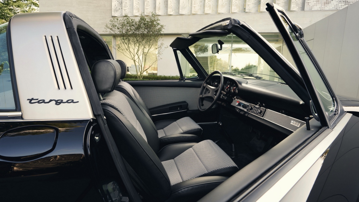 Chiếc xe được phục chế là mẫu 911 S 2.4 Targa được sản xuất từ năm 1972, công việc này đã được thực hiện trong hai năm. Khi bắt đầu phục chế, mẫu xe đã bị mất khá nhiều bộ phận và trong tình trạng khá tồi tệ. Tuy nhiên, điều đó vẫn không gây quá nhiều vấn đề khi mà Porsche Classic cũng đang có kế hoạch sửa đổi nó.