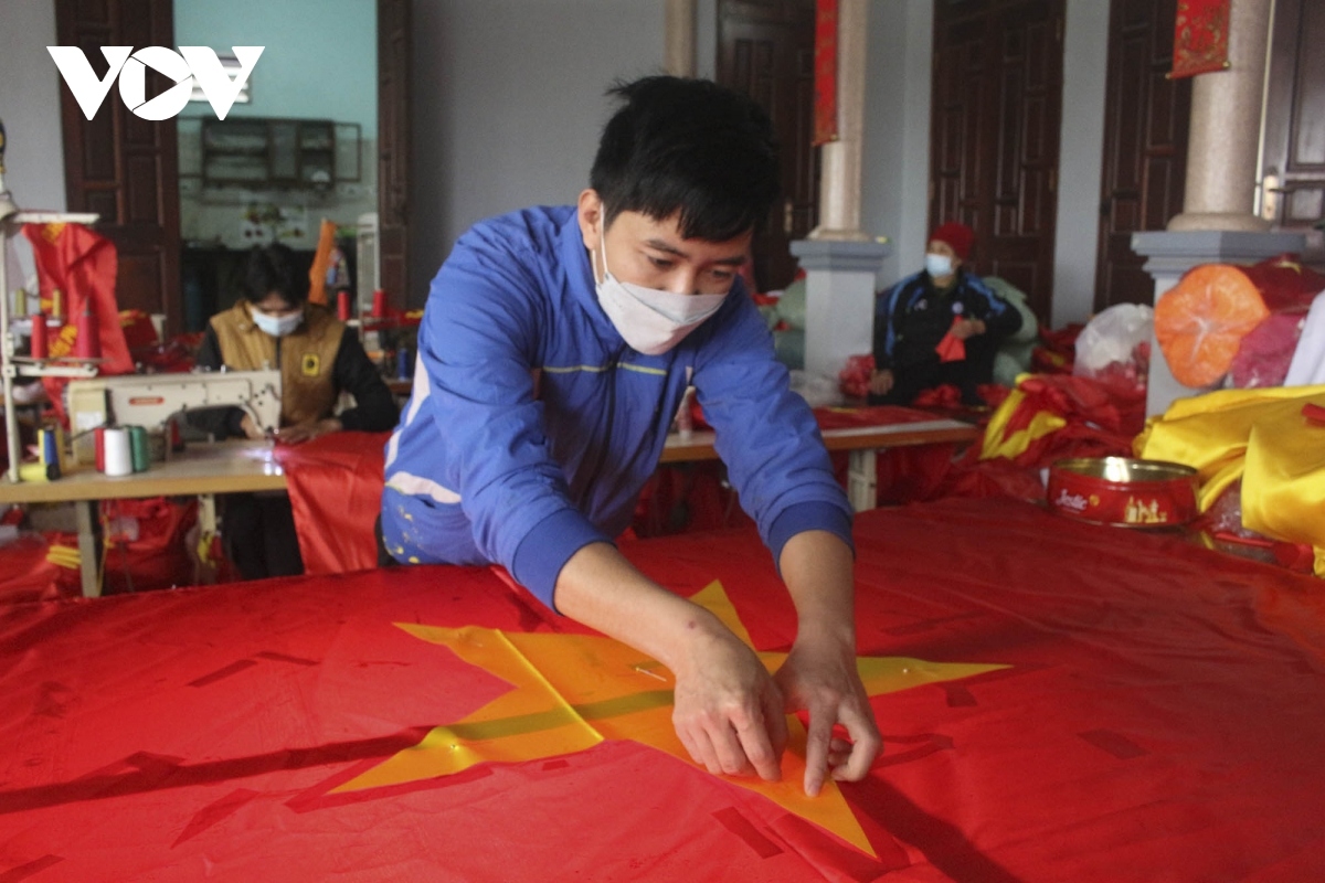 national flag making village in hanoi busy ahead of tet picture 7