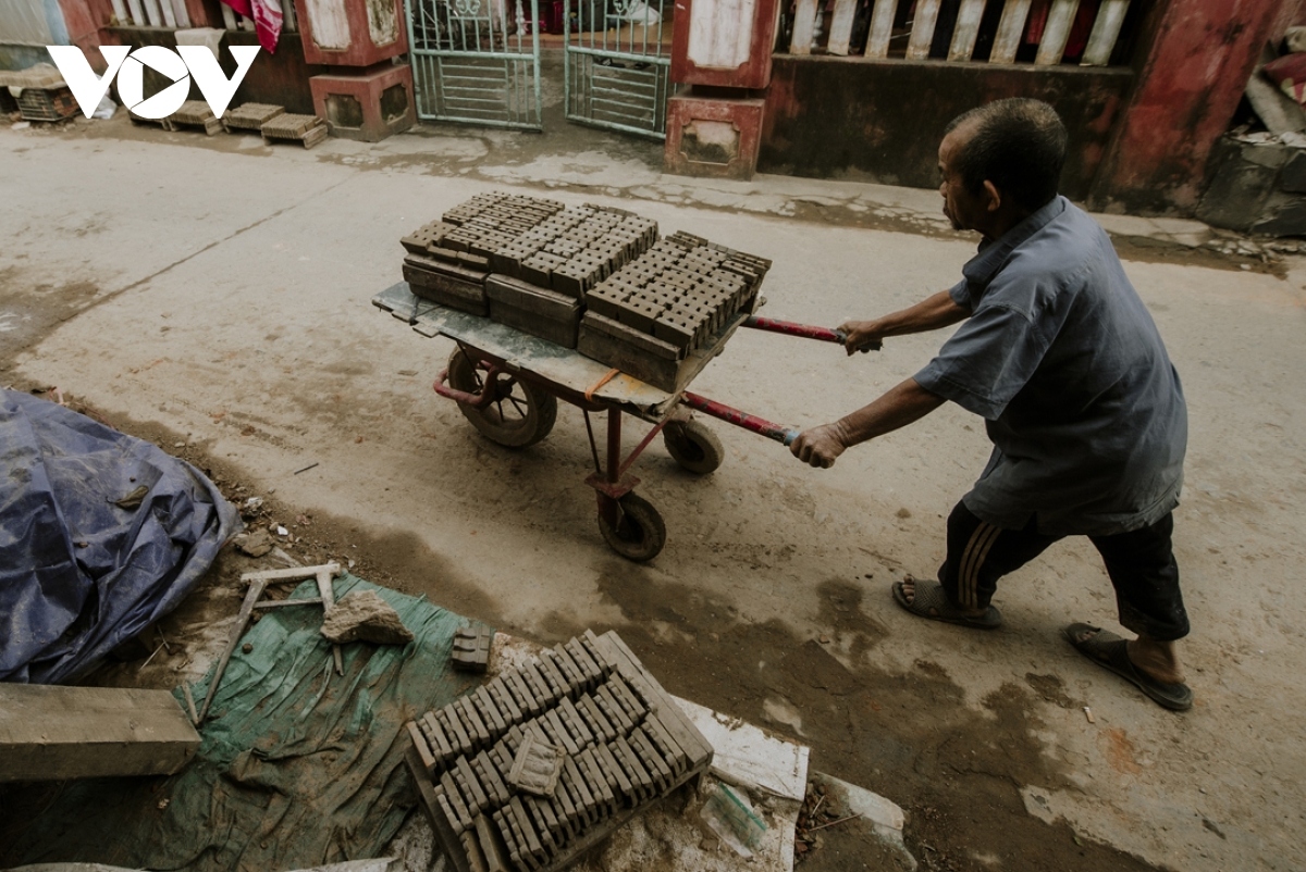 making kitchen god figurines for tet in thua thien-hue picture 7