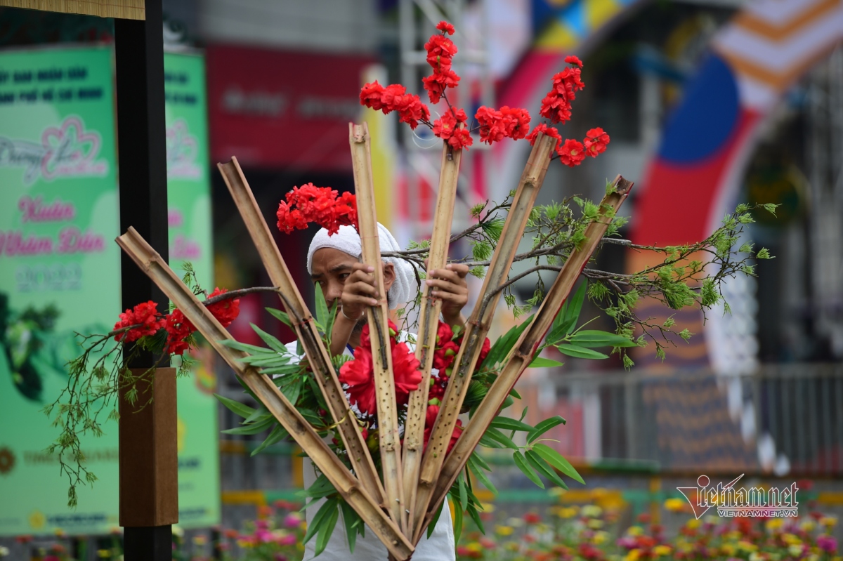 Workers transport flowers in order to decorate the Nguyen Hue flower street.