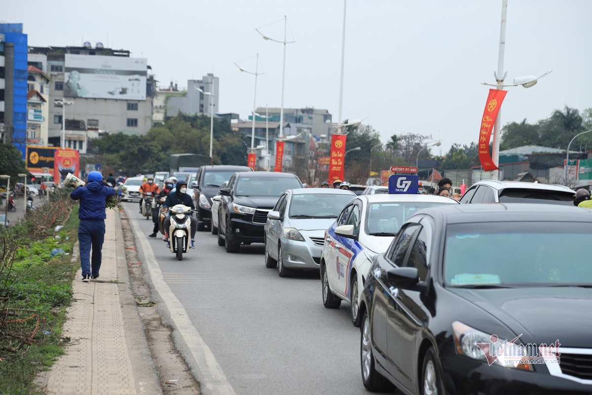 dong xe xuoi nguoc tren he duoi pho ngay 28 tet, o to bo tren duong ha noi hinh anh 7