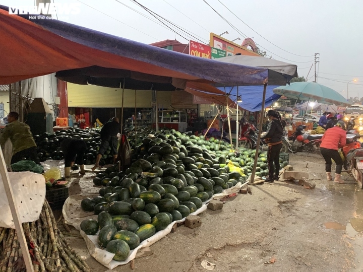 Ngoài thanh long, mặt hàng được bán tháo nhiều nhất tại địa điểm này là dưa hấu.