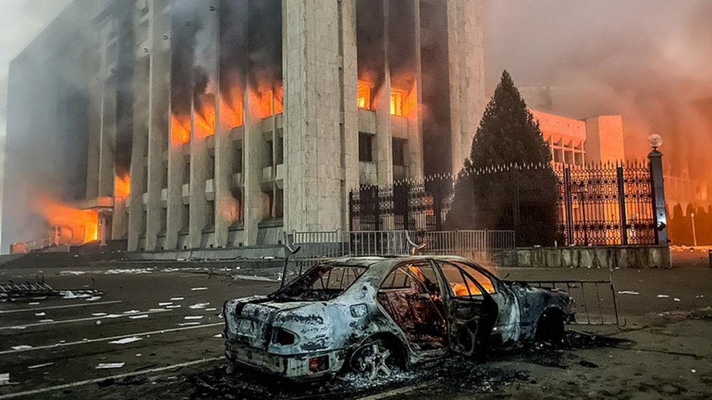 Các tòa nhà và phương tiện bị đốt phá tại Almaty, Kazakhstan. Ảnh: CFP