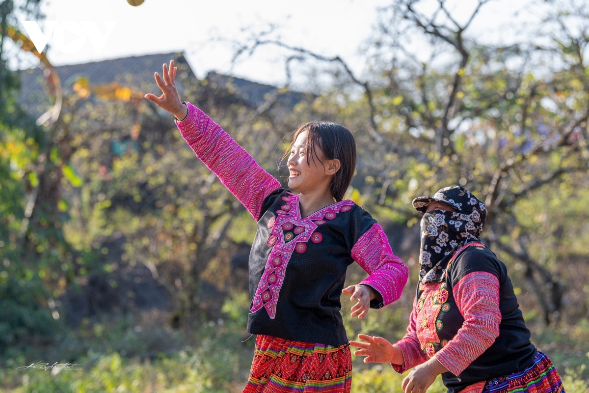 Mong children are taken to choose new clothes for Tet.