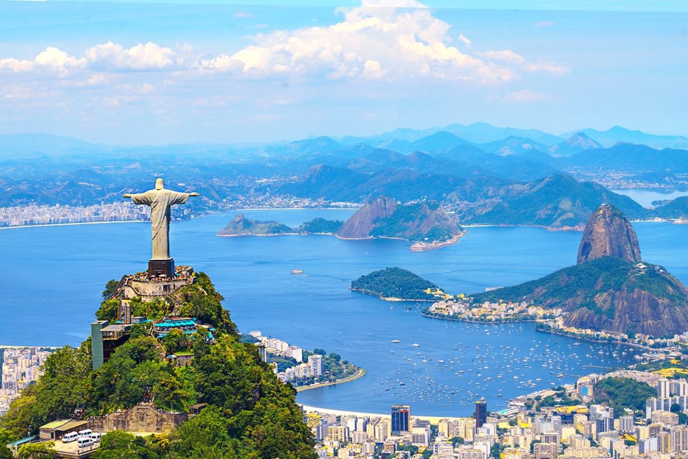 8. Brazil. Nhờ có trữ lượng lớn các khoáng sản vàng và uranium mà Brazil lọt vào danh sách những nước nhiều tài nguyên nhất thế giới. Nước này chiếm 17% trữ lượng quặng sắt của thế giới, chiếm vị trí thứ hai về tài nguyên này. Kho tài nguyên giá trị nhất của Brazil là rừng, với 485,6 triệu hecta, trị giá 17.450 tỷ USD. 