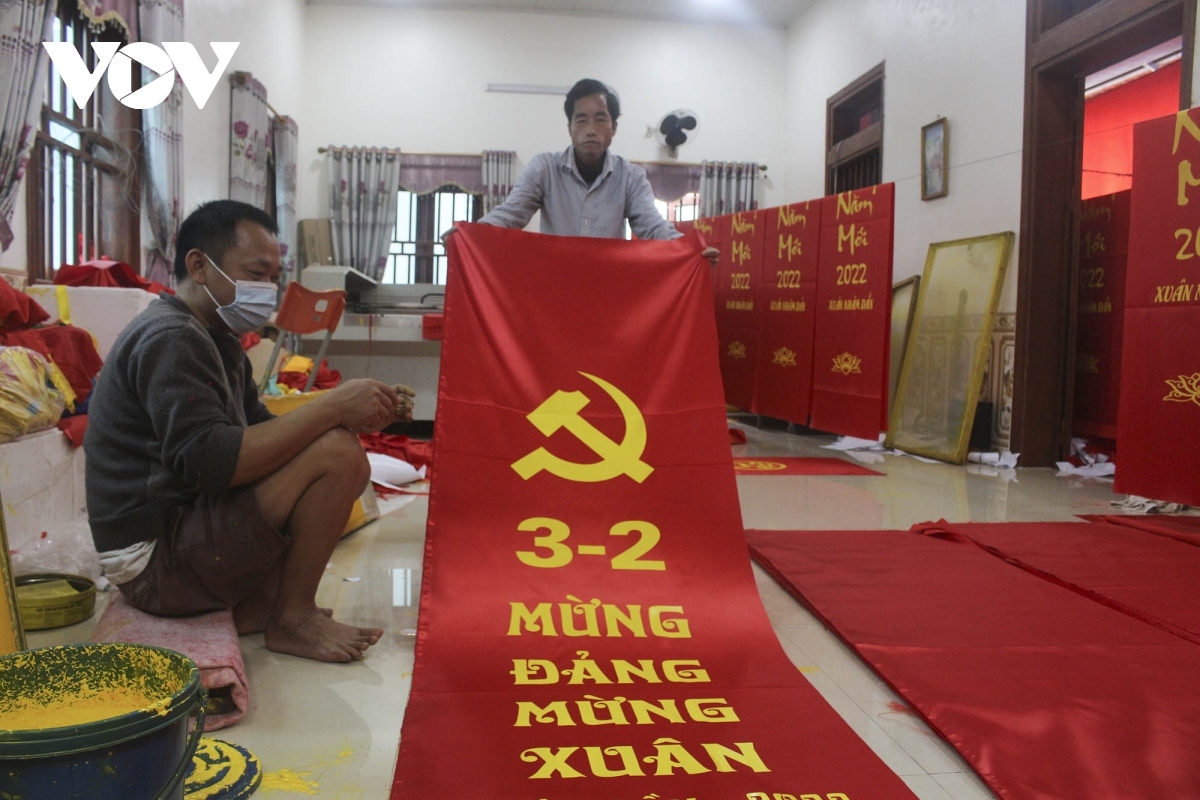 national flag making village in hanoi busy ahead of tet picture 8