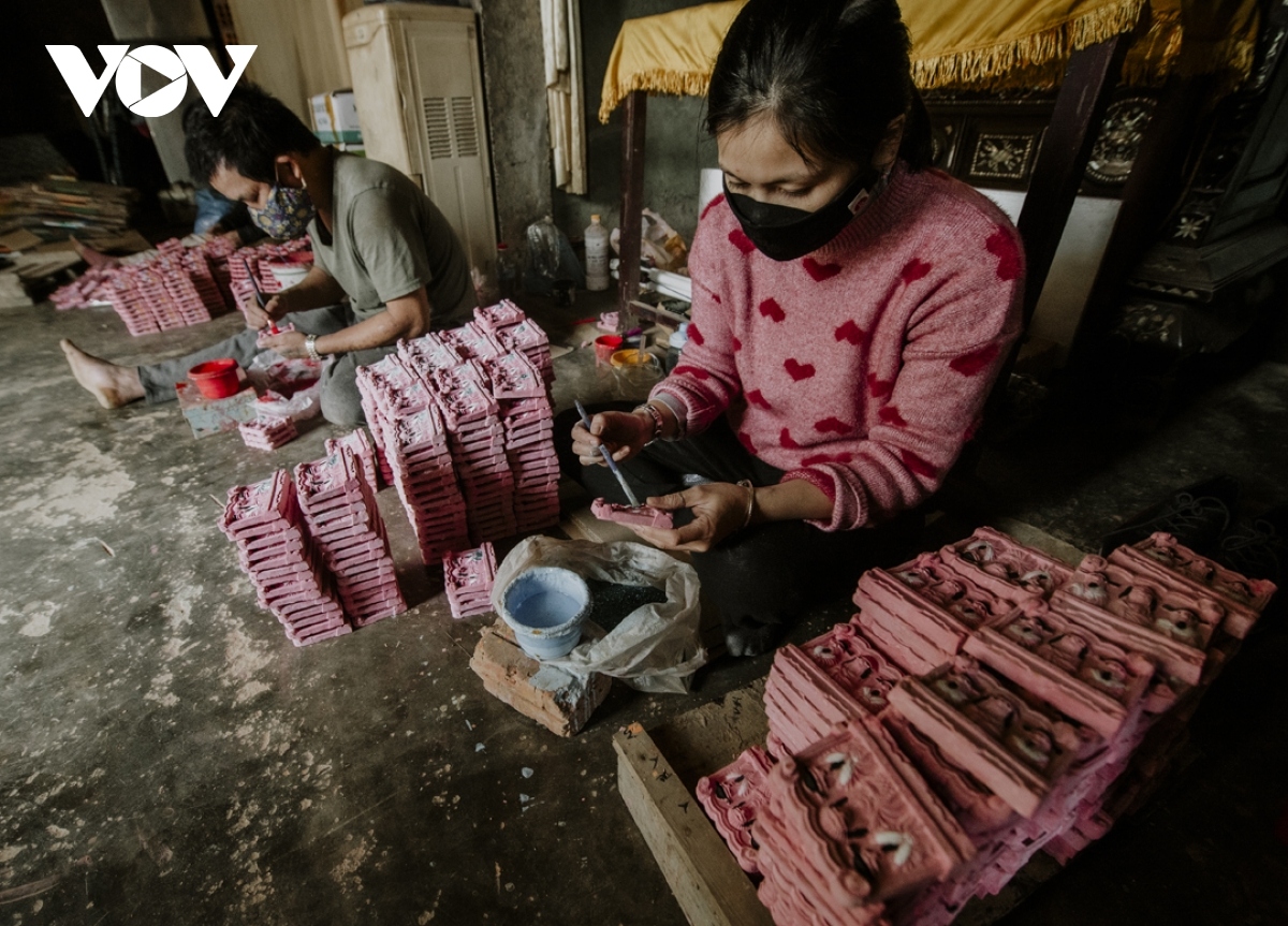 making kitchen god figurines for tet in thua thien-hue picture 8