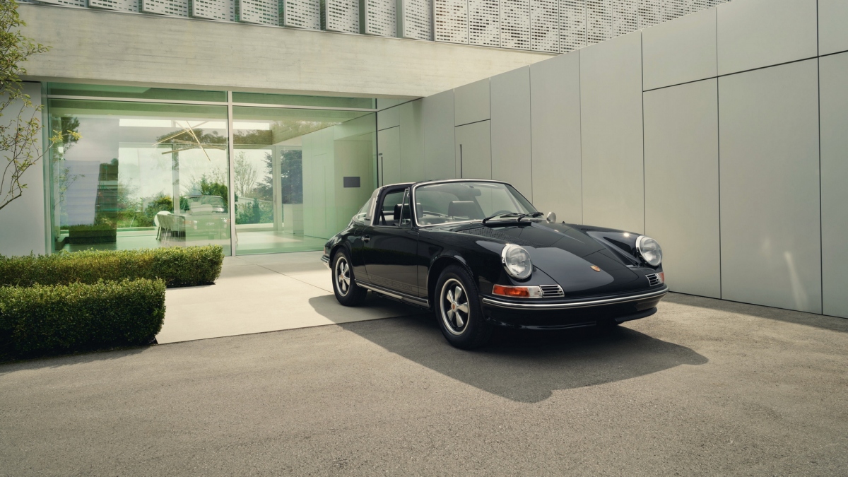 Trong khi đó, chữ “Targa” đã được sơn màu đen mờ và lưới tản nhiệt trên động cơ có huy hiệu “Porsche Design 50th Anniversary” tái hiện chữ ký của F.A. Porsche.