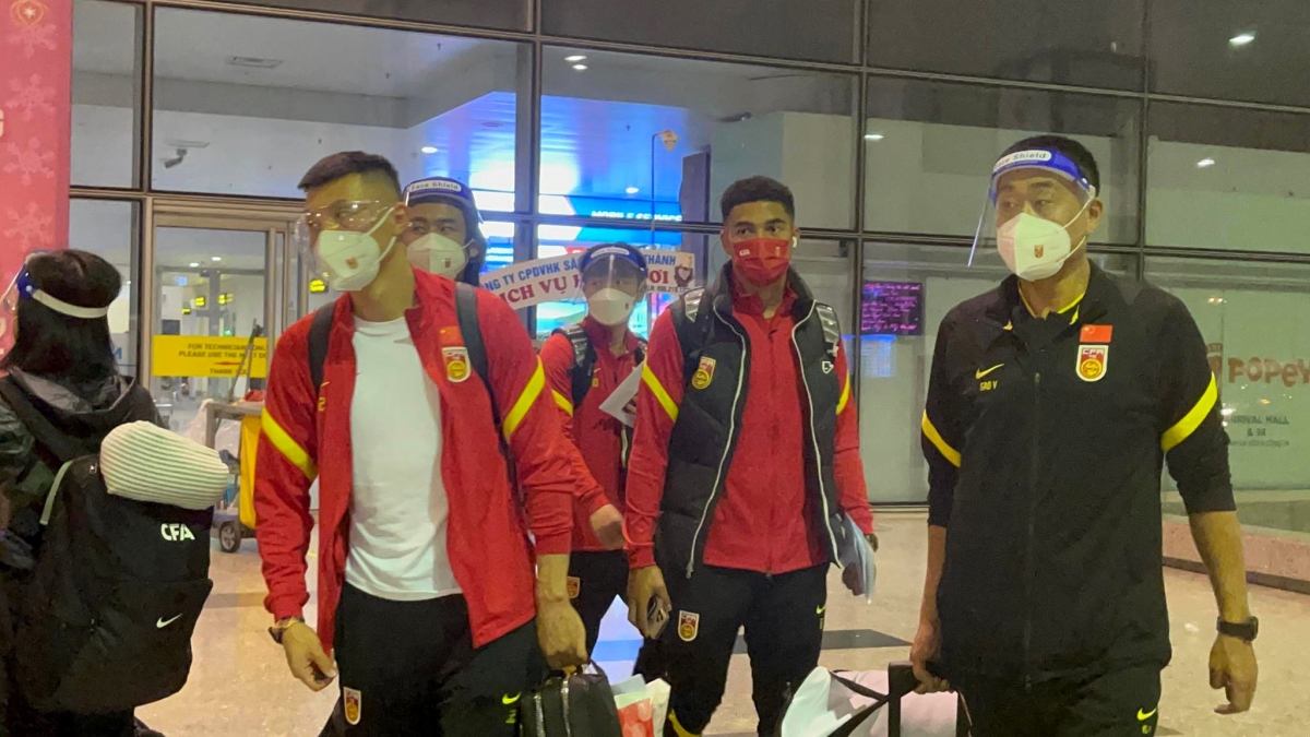 chinese players arrive in hanoi for 2022 world cup qualifier picture 1