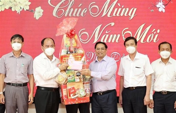 Prime Minister Pham Minh Chinh (third from right) presents Tet gifts to Ho Chi Minh City's Health Department staff (Photo: VNA)