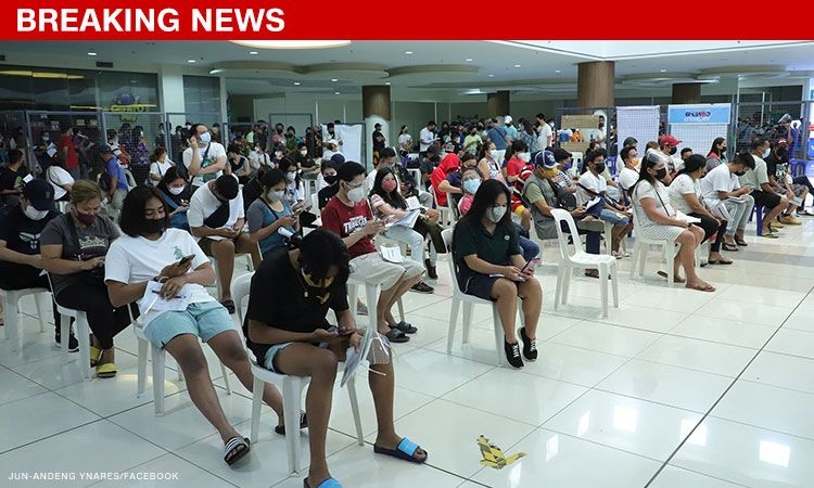 Người dân xếp hàng tiêm chủng tại vùng đô thị Manila. Nguồn : CNN Philippines