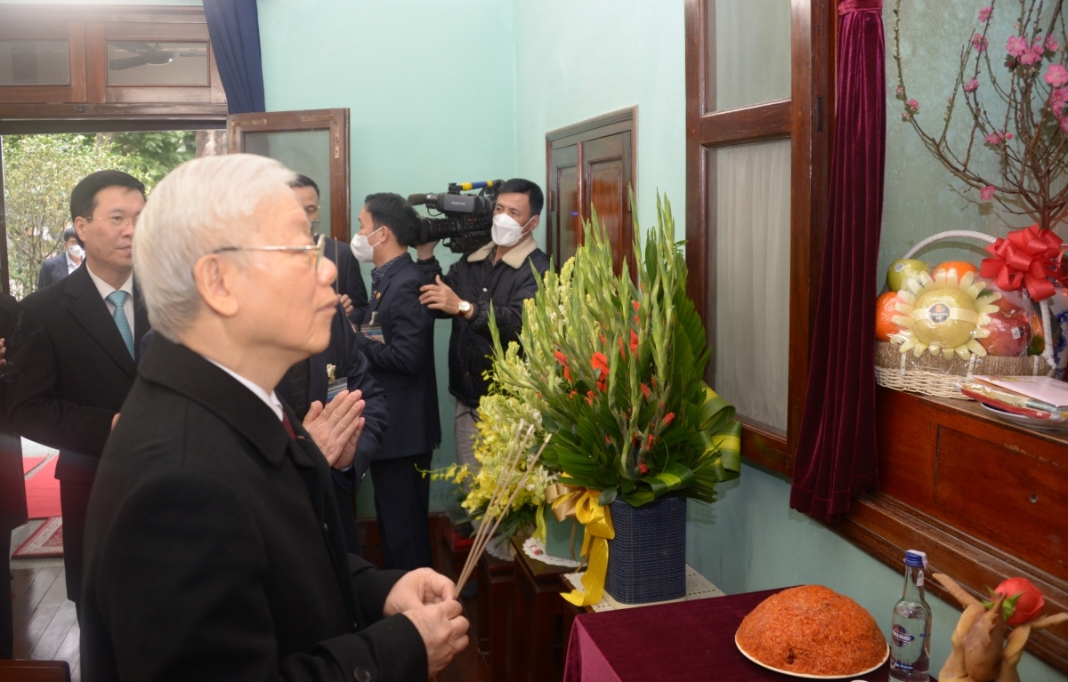 senior leaders pay tribute to president ho chi minh on traditional tet picture 1